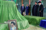 رہبر انقلاب اسلامی کی امام خمينى رح اور شہداۓ انقلاب کے مزار پر حاضری
