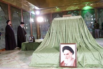 Le Guide suprême rend hommage au Fondateur et martyrs de la Révolution islamique