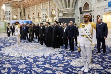 Le président Raïssi et son cabinet renouvellent leur allégeance aux idéaux de l'Imam Khomeiny (r.a.)