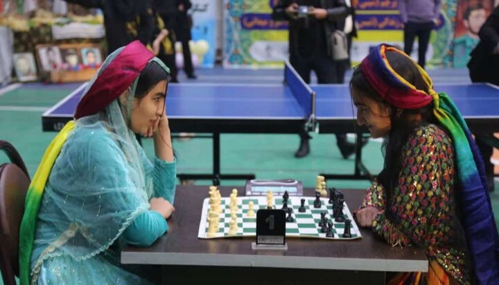 مشعل مسابقات ورزشی جام پرچم و یاریگران زندگی روستایی فارس روشن شد