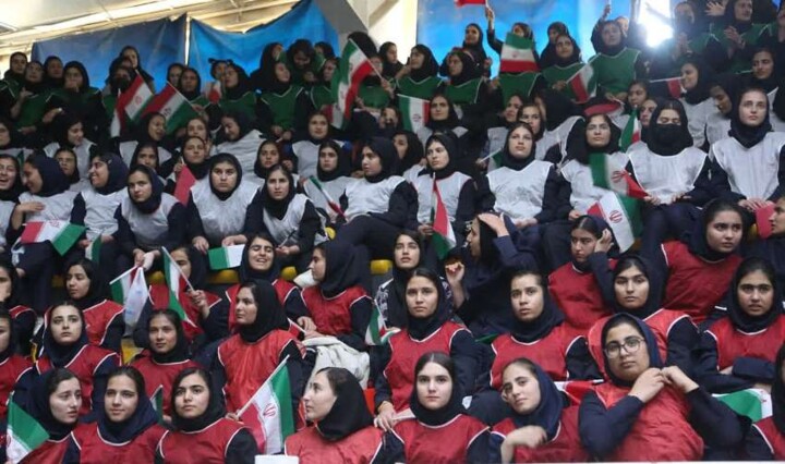 مشعل مسابقات ورزشی جام پرچم و یاریگران زندگی روستایی فارس روشن شد