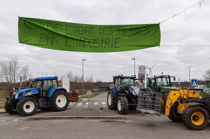 بزرگترین بازار مواد غذایی جهان زیر چرخ تراکتورها؛ مرز فرانسه-بلژیک توسط کشاورزان مسدود شد