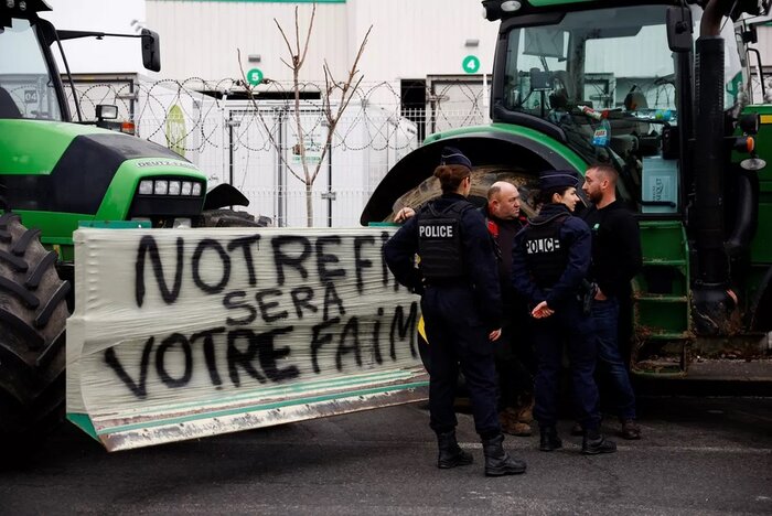 بزرگترین بازار مواد غذایی جهان زیر چرخ تراکتورها؛ مرز فرانسه-بلژیک توسط کشاورزان مسدود شد