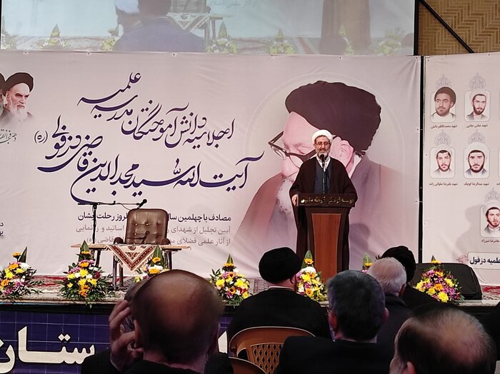 دبیر شورای عالی انقلاب فرهنگی: حوزه علمیه خود را با تحولات علمی دنیا بهروز کند