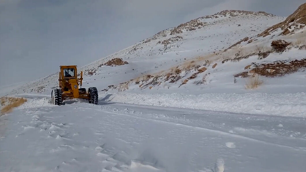 جاده ساوه - همدان برف روبی شد/ تردد در مسیرهای کوهستانی با زنجیر چرخ میسر است