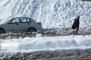 ادامه بارش برف در جاده چالوس/ رانندگان از سفرهای غیرضرور پرهیز کنند