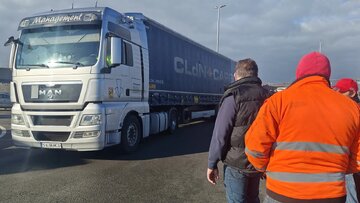 کشاورزان معترض گذرگاه‌های مرزی بلژیک و هلند را مسدود کرده‌اند