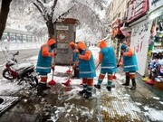 خادمان شهر و تلاش بی‌وقفه در زیر بارش برف + فیلم
