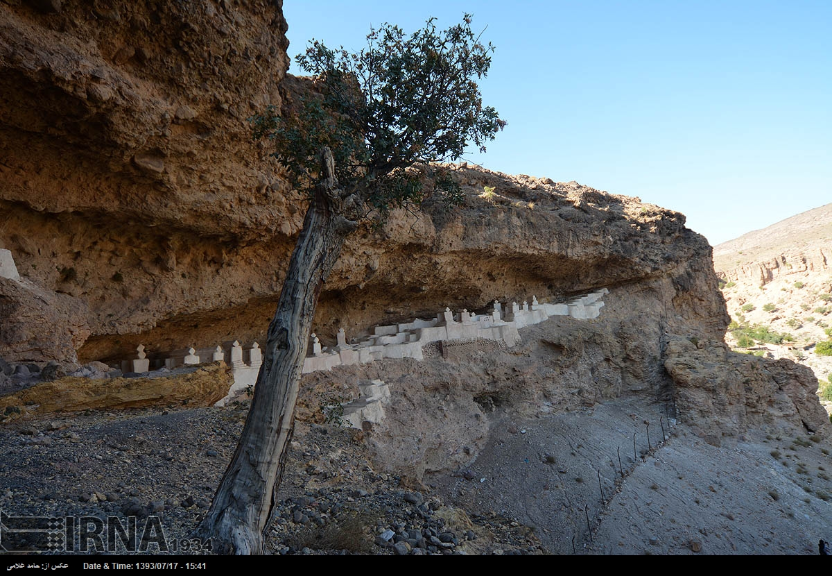 قبرستان هفتاد ملا؛ مقبره‌هایی عجیب با معماری ایرانی