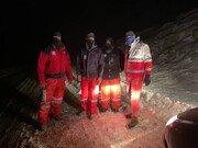 امدادگران هلال احمر بروجن فرد گرفتار در کوه را نجات دادند