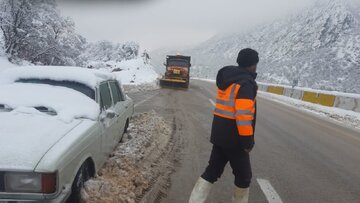 بارش برف در جاده‌های کرمانشاه/ رانندگان از آخرین وضعیت راه‌ها مطلع شوند
