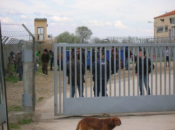 پلیس ایتالیا ۱۴ نفر را پس از وقوع ناآرامی در بازداشتگاه مهاجران، دستگیر کرد