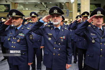 Rencontre des commandants de l'Armée de l'air et de la Défense aérienne avec le Guide suprême