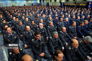 Rencontre des commandants de l'Armée de l'air et de la Défense aérienne avec le Guide suprême