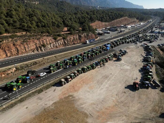 کشاورزان معترض اسپانیایی برای دومین روز متوالی با تراکتور به خیابان‌ها ریختند