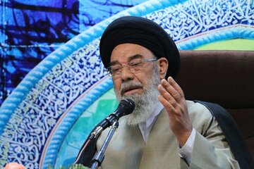 امام جمعه اصفهان: رئیس جمهور در راه خدمت به مردم به شهادت رسید