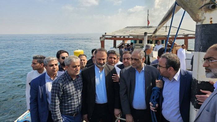 وزیر جهادکشاورزی از طرح های پرورش ماهی و میگو قشم دیدن کرد