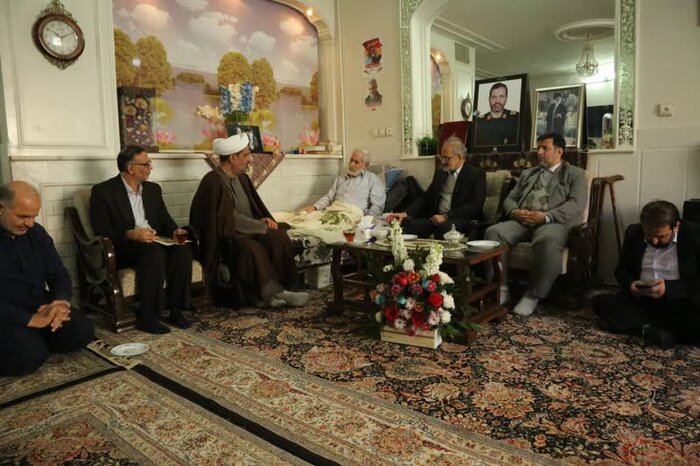 معاون رییس جمهوری با خانواده ۲ شهید مدافع حرم قم دیدار کرد