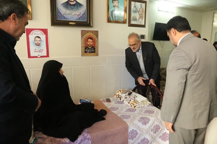 معاون رییس جمهوری با خانواده ۲ شهید مدافع حرم قم دیدار کرد