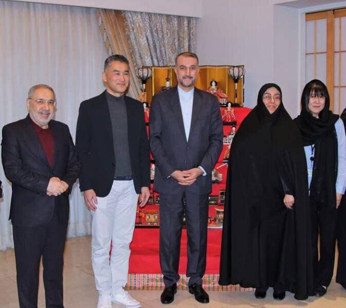 Amir Abdolahian visita en el hospital al embajador de Japón