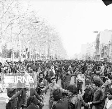 En images ; un jour avant la victoire de la Révolution islamique de 1979