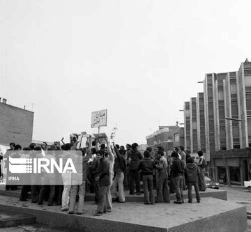 En images ; un jour avant la victoire de la Révolution islamique de 1979