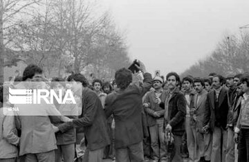 En images ; un jour avant la victoire de la Révolution islamique de 1979