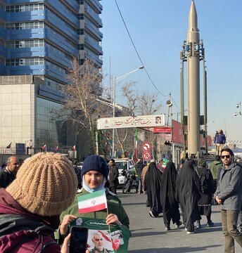 نمایش دستاوردهای موشکی ایران در مسیر راهپیمایی ۲۲ بهمن