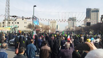 فیلم/ حضور باشکوه مردم مشهد در راهپیمایی چهل و پنجمین بهار آزادی