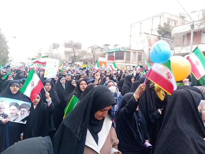 جشن شیرازی‌ها برای ۴۵ساله شدن انقلاب در امتداد پرچمی سه‌رنگ