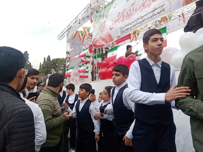 جشن شیرازی‌ها برای ۴۵ساله شدن انقلاب در امتداد پرچمی سه‌رنگ