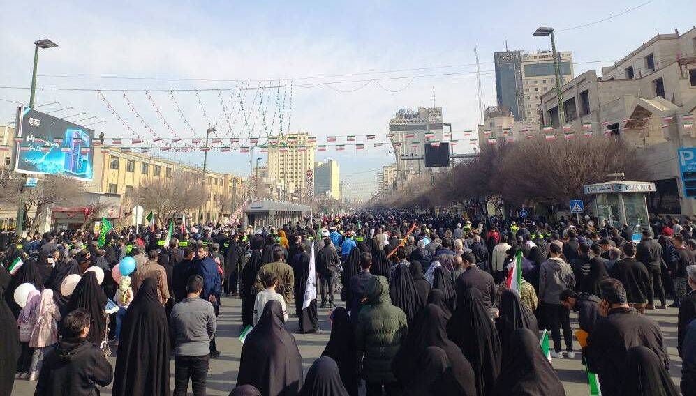 فیلم /مشهدی‌ها برای جشن انقلاب اسلامی به خیابان‌ آمدند