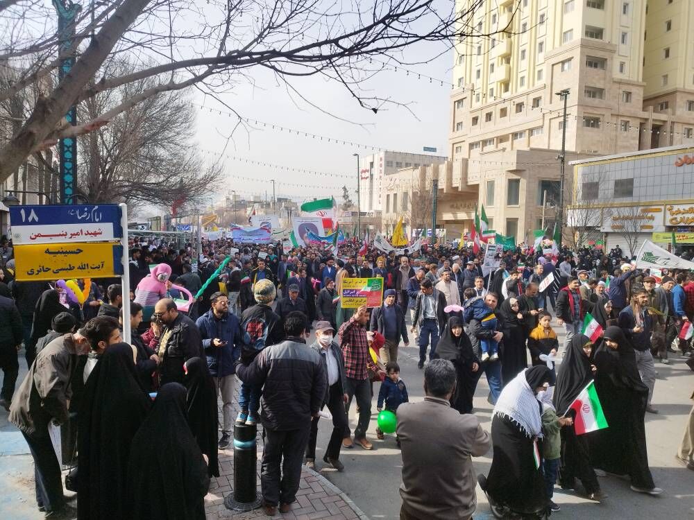 مردم مشهد چهل و پنجمین فجر انقلاب اسلامی را جشن گرفتند