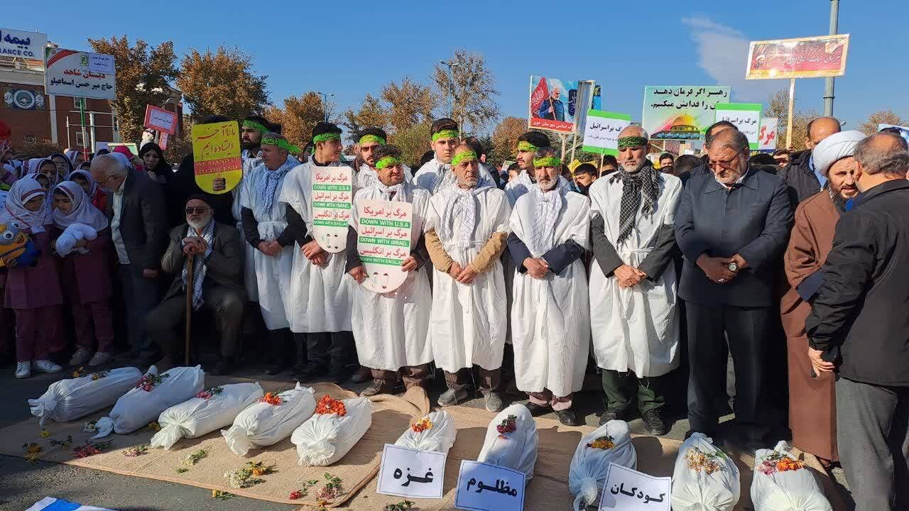 حمایت راهپیمایان تهرانی از کودکان مظلوم غزه در جشن انقلاب