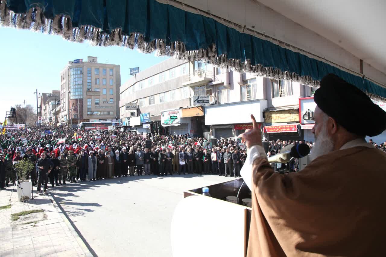 حسینی بوشهری: حضور متحد و منسجم ملت تهدیدهای دشمن را خنثی کرده است