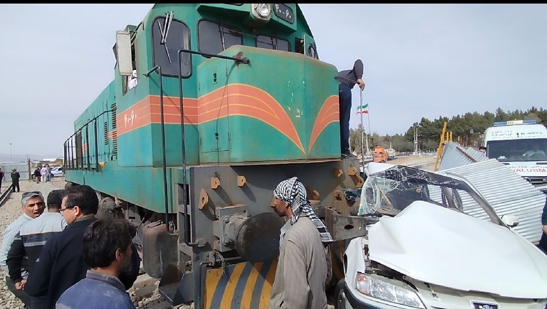 فیلم| برخورد لوکوموتیو راه آهن زاهدان با یک دستگاه خودرو