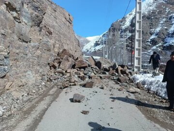ریزش کوه در جاده برغان البرز
