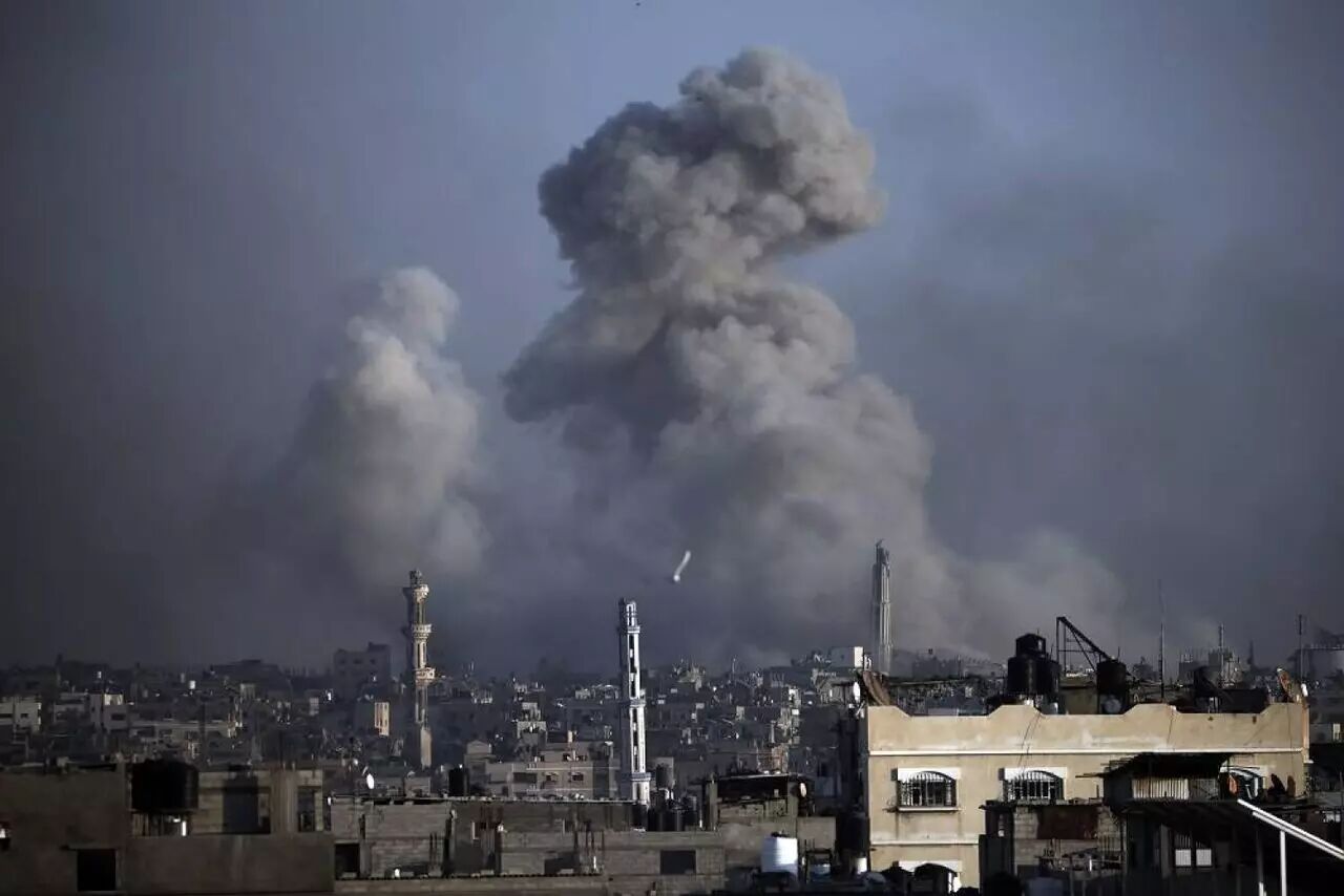 شهداء وجرحى في غارات وقصف مدفعي لمناطق متفرقة من قطاع غزة في اليوم الـ130 من العدوان