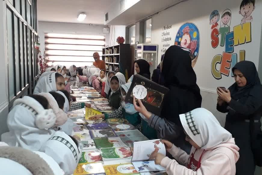 نمایشگاه کتاب شهر گلستان میزبان دانش‌آموزان است