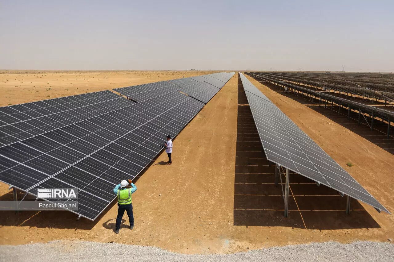Lancement de la construction d’une centrale solaire de 10 000 mégawatts en Iran