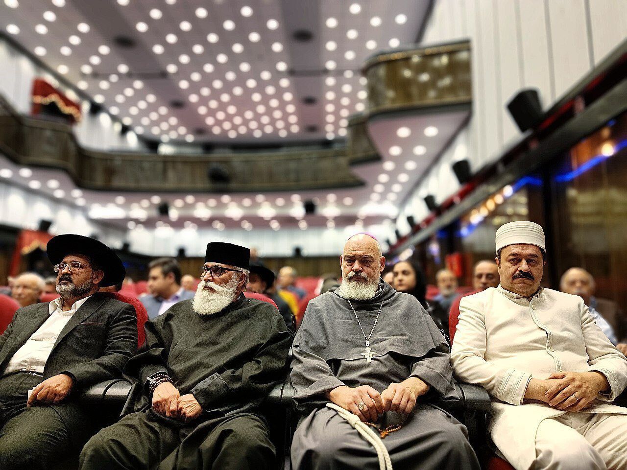 وزیر فرهنگ: ایران خانه پیروان همه ادیان توحیدی است/ احساس غریبگی با هم نداریم
