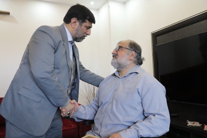 دیدار استاندار و امام جمعه قم با سه جانباز هشت دفاع مقدس