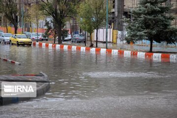 ۳۵ خودرو گرفتار در برخی معابر کرمانشاه از آب بیرون کشیده شدند