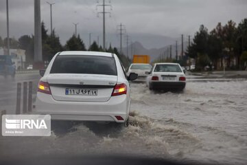 بارش شدید باران موجب آبگرفتگی معابر و خیابان های ایوان شد