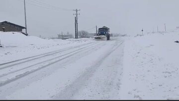 بارش برف ارتباط ۱۵۰ روستای دلفان را قطع کرد