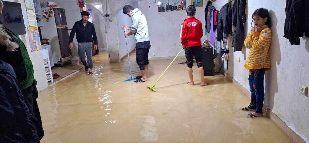 سرنشینان چهارخودروی گرفتار درسیلاب یاسوج نجات یافتند/انجام ۱۵۰عملیات آبگرفتگی منازل