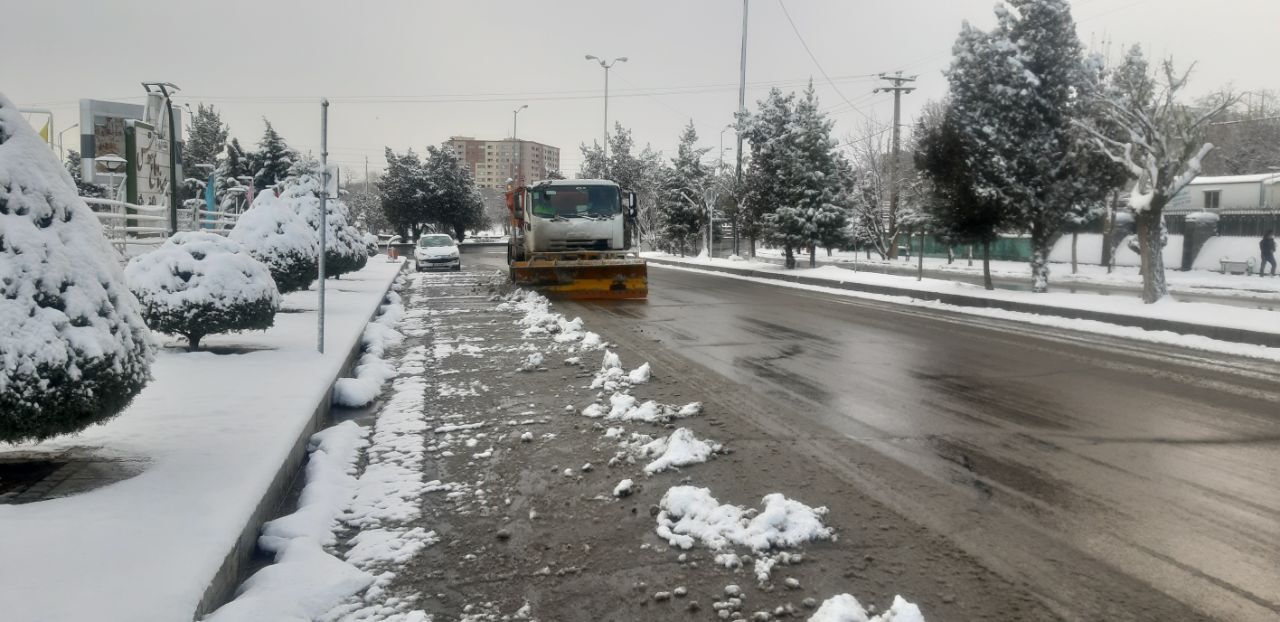 مسیر برف‌گیر جاده گردشگری گنجنامه همدان پاکسازی شد + فیلم