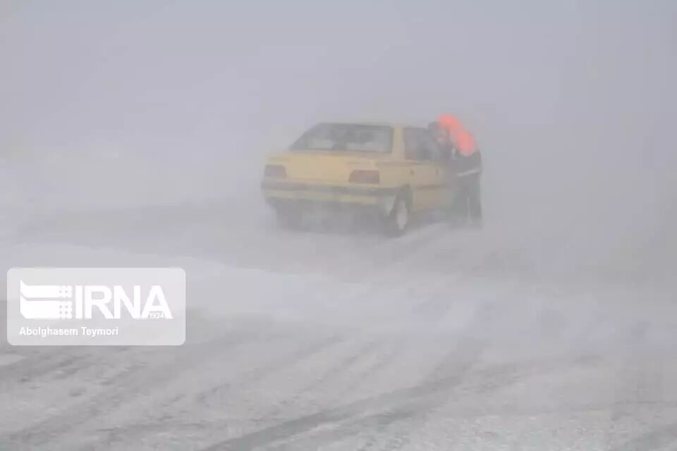 برف و کولاک چهار جاده کوهستانی کرمان را فراگرفت