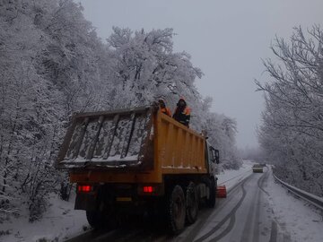 جاده‌های اصلی گلستان باز است؛ اعزام برف‌روب به روستاهای کوهستانی