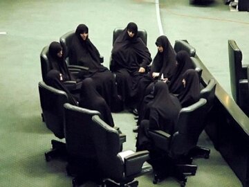 ۱۲۰ زن برای نشستن بر ۱۸ کرسی خراسان رضوی در مجلس رقابت می‌کنند